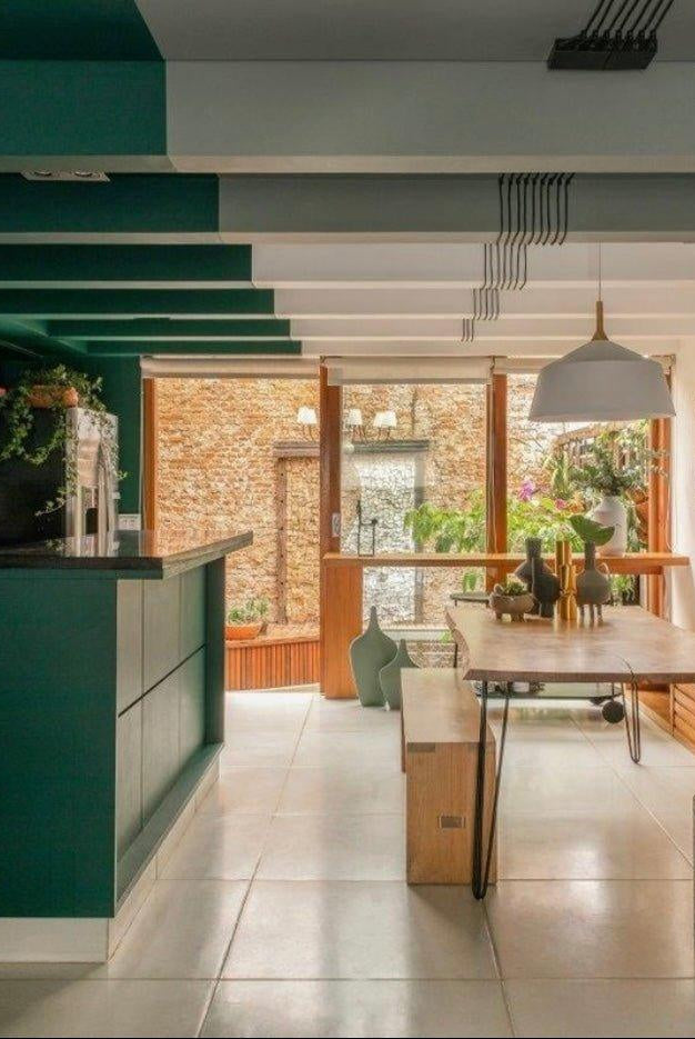 Living room and kitchen integrated by geometric painting - Martelo and Mo