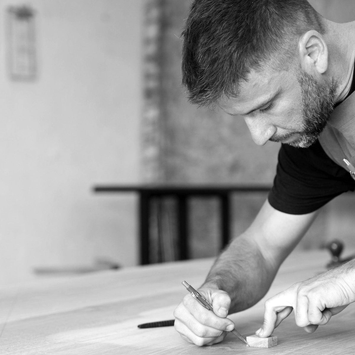 The Vitality of Wood in Artisan Furniture Making: Shaping a Sustainable Future - Martelo and Mo