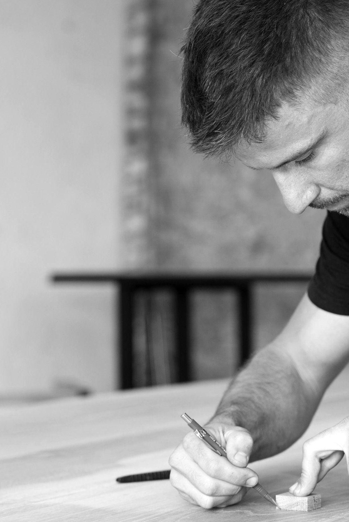 The Vitality of Wood in Artisan Furniture Making: Shaping a Sustainable Future - Martelo and Mo