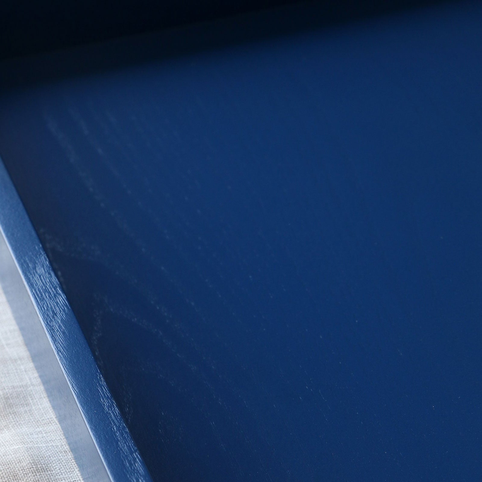 close up of the lacquered blue tray wood grain