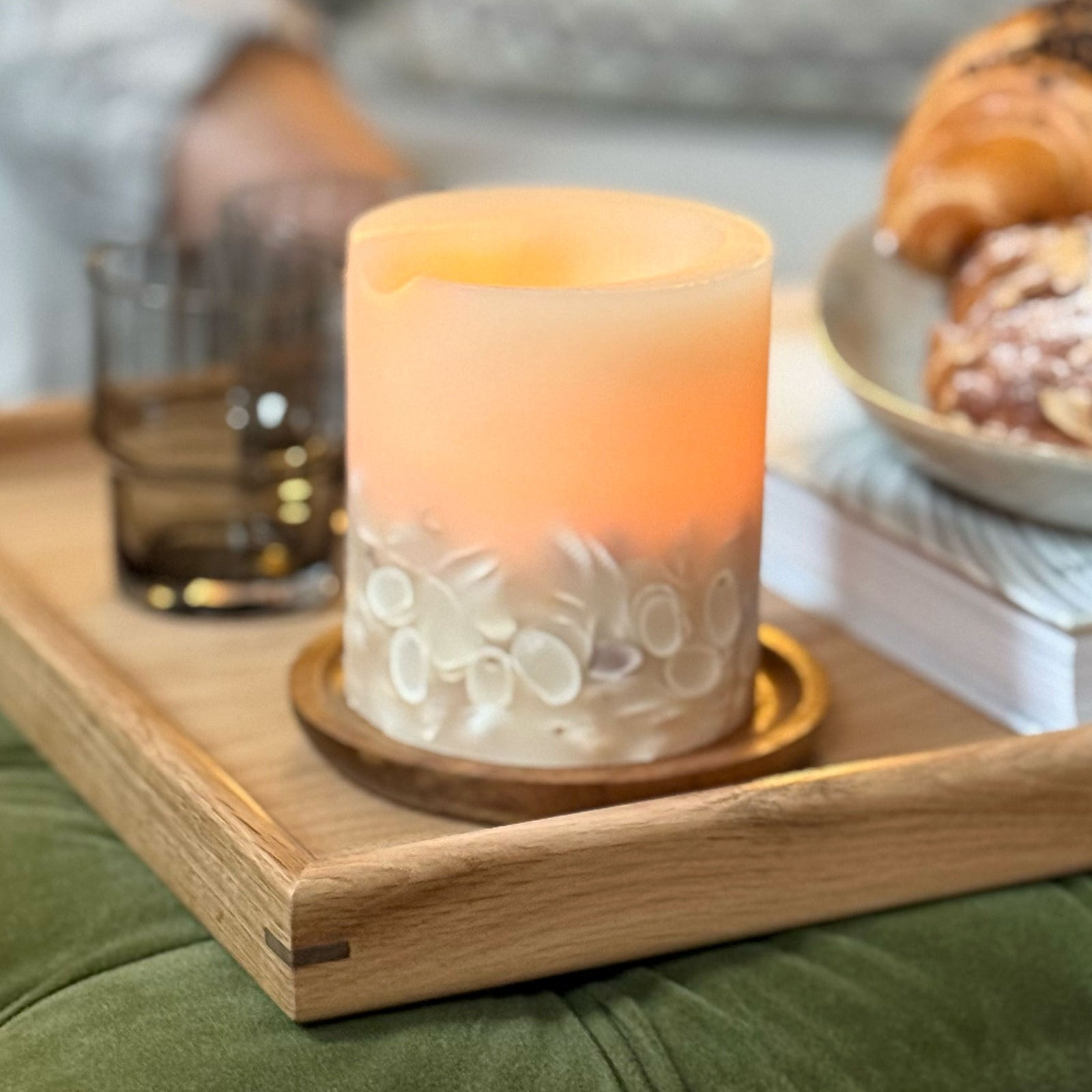 A close-up of a handcrafted tray in oak wood, showcasing its smooth surface and refined craftsmanship.