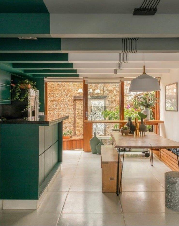 Living room and kitchen integrated by geometric painting - Martelo and Mo