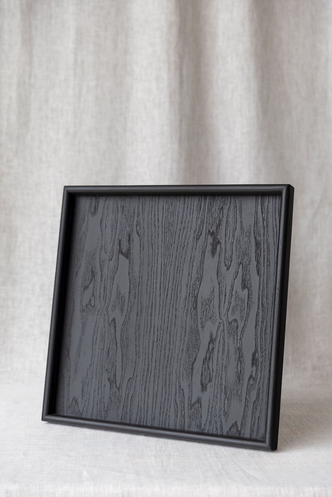 image of the black serving tray, 40 x 40cm showcasing a beautiful wood grain