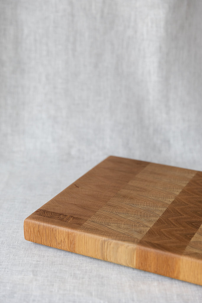 close up image of the top corner view of the oak butcher's block with beautiful end-grain pattern