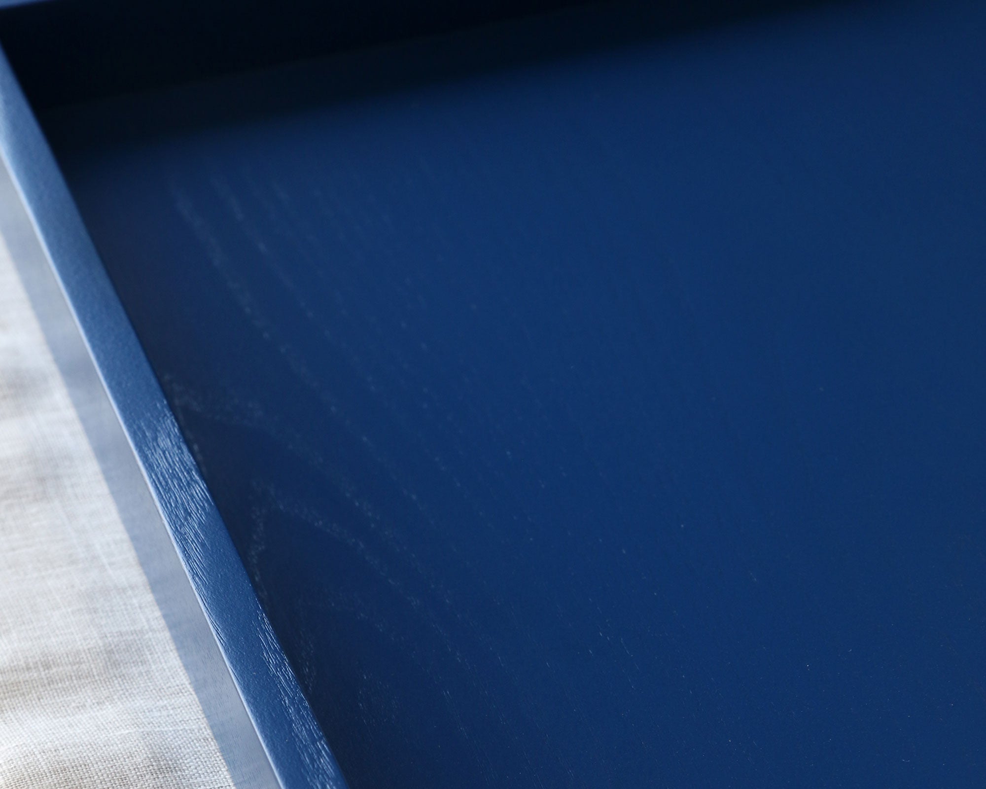 close up of the lacquered blue tray wood grain